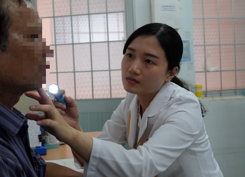 Tắm biển mà không chống nắng, hấp thu tia UV ghê hơn ngoài đường - Ảnh 1. Tắm biển mà không chống nắng, hấp thu tia UV ghê hơn ngoài đường - Ảnh 1.
