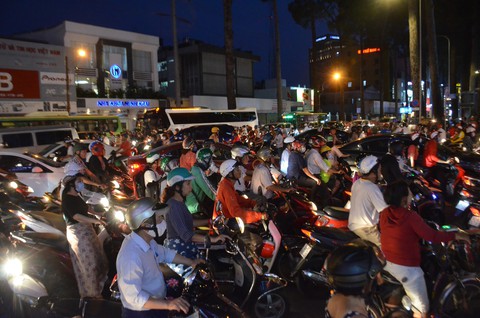 Cứu 3 trẻ em mắc kẹt trong căn nhà cháy ở trung tâm TP.HCM - Ảnh 4. Cứu 3 trẻ em mắc kẹt trong căn nhà cháy ở trung tâm TP.HCM - Ảnh 4.