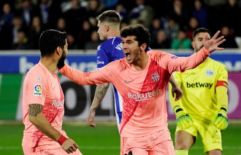 Suarez tỏa sáng, Barcelona chạm tay vào chức vô địch - Ảnh 1. Suarez tỏa sáng, Barcelona chạm tay vào chức vô địch - Ảnh 1.