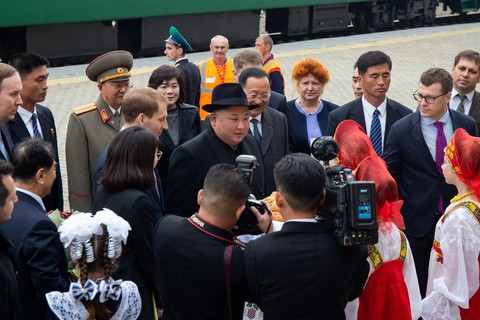 Nga đón ông Kim Jong Un: Bánh mì + muối = tình bạn - Ảnh 1. Nga đón ông Kim Jong Un: Bánh mì + muối = tình bạn - Ảnh 1.