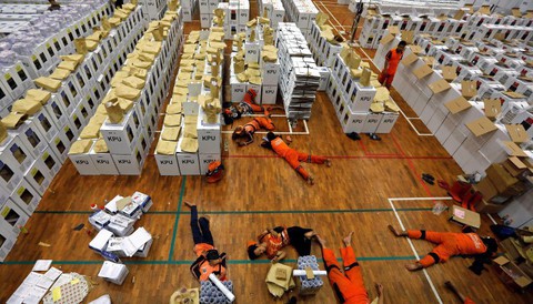 272 nhân viên kiểm phiếu Indonesia chết vì làm việc quá sức? - Ảnh 2. 272 nhân viên kiểm phiếu Indonesia chết vì làm việc quá sức? - Ảnh 2.