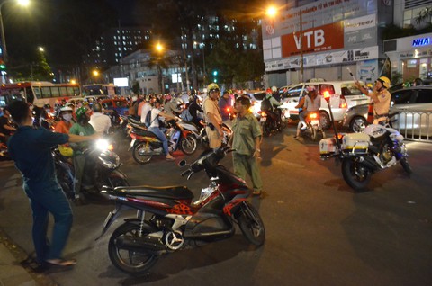 Cứu 3 trẻ em mắc kẹt trong căn nhà cháy ở trung tâm TP.HCM - Ảnh 3. Cứu 3 trẻ em mắc kẹt trong căn nhà cháy ở trung tâm TP.HCM - Ảnh 3.