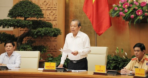 Tước bằng lái vĩnh viễn, buộc tài xế uống rượu đi lao động công ích - Ảnh 1. Tước bằng lái vĩnh viễn, buộc tài xế uống rượu đi lao động công ích - Ảnh 1.