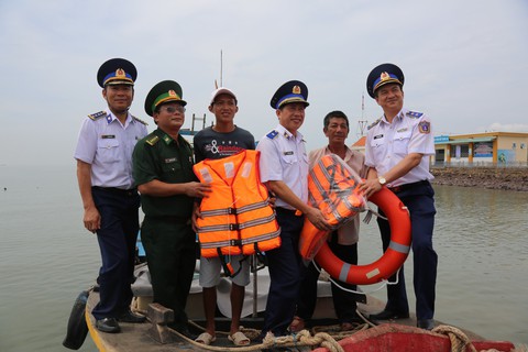 Chỉ một bịch ớt, ngư dân mừng cảm ơn rối rít - Ảnh 1. Chỉ một bịch ớt, ngư dân mừng cảm ơn rối rít - Ảnh 1.