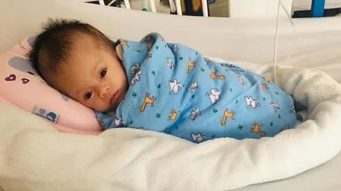 Em bé bị treo trên cây ở Việt Nam hồi phục kỳ diệu ở Bệnh viện Singapore - Ảnh 2. Em bé bị treo trên cây ở Việt Nam hồi phục kỳ diệu ở Bệnh viện Singapore - Ảnh 2.