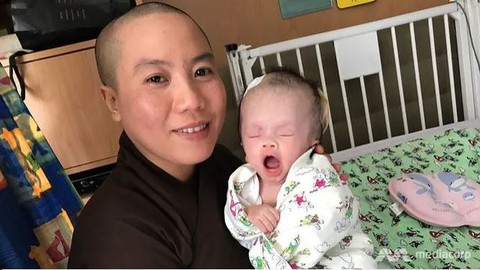Em bé bị treo trên cây ở Việt Nam hồi phục kỳ diệu ở Bệnh viện Singapore - Ảnh 3. Em bé bị treo trên cây ở Việt Nam hồi phục kỳ diệu ở Bệnh viện Singapore - Ảnh 3.