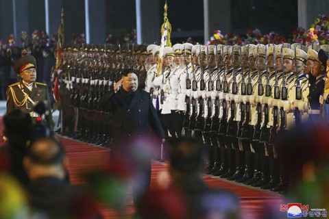 Ông Kim Jong Un đã đến Nga, được chào đón với hoa, bánh mì, và muối - Ảnh 2. Ông Kim Jong Un đã đến Nga, được chào đón với hoa, bánh mì, và muối - Ảnh 2.