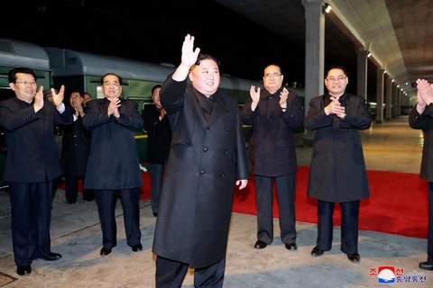 Ông Kim Jong Un đã đến Nga, được chào đón với hoa, bánh mì, và muối - Ảnh 3. Ông Kim Jong Un đã đến Nga, được chào đón với hoa, bánh mì, và muối - Ảnh 3.