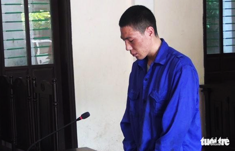 Cha ‘ngáo đá’ làm rơi con 2 tuổi từ tầng lầu lãnh án tù 6 năm rưỡi - Ảnh 1. Cha ‘ngáo đá’ làm rơi con 2 tuổi từ tầng lầu lãnh án tù 6 năm rưỡi - Ảnh 1.