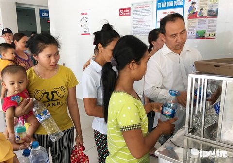 Người lao động căng mình mưu sinh trong cái nắng rát mặt - Ảnh 12. Người lao động căng mình mưu sinh trong cái nắng rát mặt - Ảnh 12.