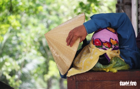 Người lao động căng mình mưu sinh trong cái nắng rát mặt - Ảnh 7. Người lao động căng mình mưu sinh trong cái nắng rát mặt - Ảnh 7.