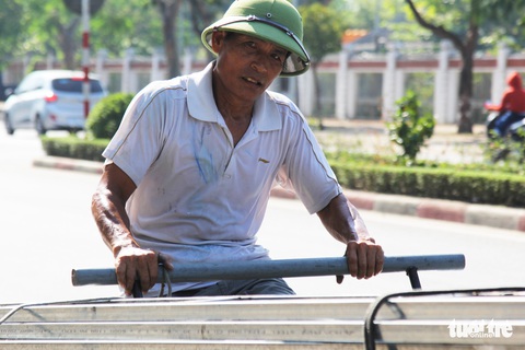 Người lao động căng mình mưu sinh trong cái nắng rát mặt - Ảnh 6. Người lao động căng mình mưu sinh trong cái nắng rát mặt - Ảnh 6.