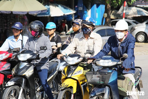 Người lao động căng mình mưu sinh trong cái nắng rát mặt - Ảnh 2. Người lao động căng mình mưu sinh trong cái nắng rát mặt - Ảnh 2.