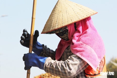 Người lao động căng mình mưu sinh trong cái nắng rát mặt - Ảnh 1. Người lao động căng mình mưu sinh trong cái nắng rát mặt - Ảnh 1.