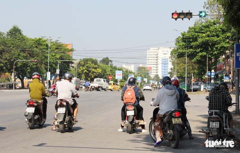 Người lao động căng mình mưu sinh trong cái nắng rát mặt - Ảnh 4. Người lao động căng mình mưu sinh trong cái nắng rát mặt - Ảnh 4.