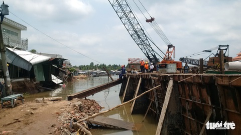Người già, trẻ nhỏ leo tường bỏ chạy vì sạt lở ngay công trình bờ kè - Ảnh 5. Người già, trẻ nhỏ leo tường bỏ chạy vì sạt lở ngay công trình bờ kè - Ảnh 5.