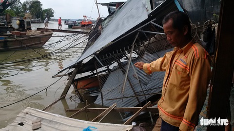 Người già, trẻ nhỏ leo tường bỏ chạy vì sạt lở ngay công trình bờ kè - Ảnh 2. Người già, trẻ nhỏ leo tường bỏ chạy vì sạt lở ngay công trình bờ kè - Ảnh 2.
