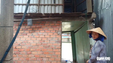 Người già, trẻ nhỏ leo tường bỏ chạy vì sạt lở ngay công trình bờ kè - Ảnh 1. Người già, trẻ nhỏ leo tường bỏ chạy vì sạt lở ngay công trình bờ kè - Ảnh 1.