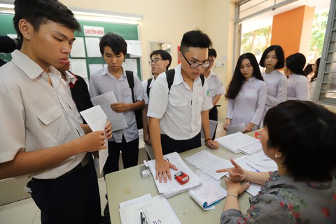 886.000 thí sinh đăng ký thi THPT quốc gia, hơn 1/2 thi khoa học xã hội - Ảnh 1. 886.000 thí sinh đăng ký thi THPT quốc gia, hơn 1/2 thi khoa học xã hội - Ảnh 1.