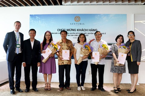 Senturia Vườn Lài bàn giao sổ hồng cho cư dân - Ảnh 1. Senturia Vườn Lài bàn giao sổ hồng cho cư dân - Ảnh 1.