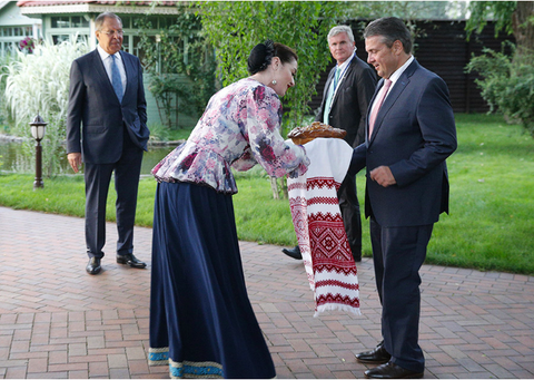 Nga đón ông Kim Jong Un: Bánh mì + muối = tình bạn - Ảnh 2. Nga đón ông Kim Jong Un: Bánh mì + muối = tình bạn - Ảnh 2.