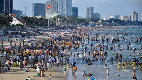 Tắm biển mà không chống nắng, hấp thu tia UV ghê hơn ngoài đường - Ảnh 3. Tắm biển mà không chống nắng, hấp thu tia UV ghê hơn ngoài đường - Ảnh 3.