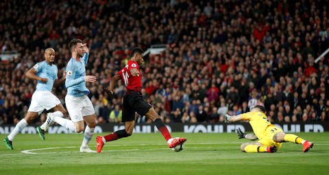 HLV Guardiola nhìn về chức vô địch sau trận derby Manchester - Ảnh 2. HLV Guardiola nhìn về chức vô địch sau trận derby Manchester - Ảnh 2.