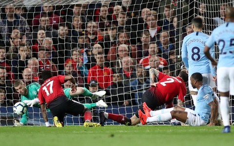 HLV Guardiola nhìn về chức vô địch sau trận derby Manchester - Ảnh 1. HLV Guardiola nhìn về chức vô địch sau trận derby Manchester - Ảnh 1.