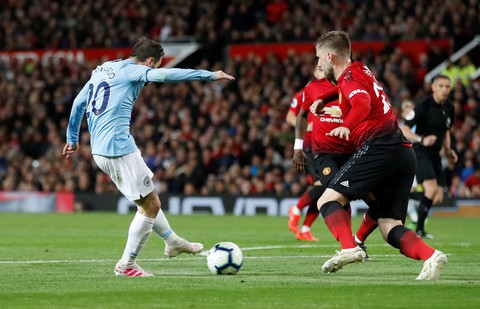 HLV Guardiola nhìn về chức vô địch sau trận derby Manchester - Ảnh 3. HLV Guardiola nhìn về chức vô địch sau trận derby Manchester - Ảnh 3.