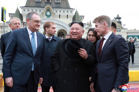 Tổng thống Putin và Chủ tịch Kim Jong Un bước vào hội đàm kín - Ảnh 3. Tổng thống Putin và Chủ tịch Kim Jong Un bước vào hội đàm kín - Ảnh 3.
