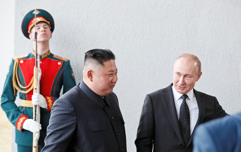 Tổng thống Putin và Chủ tịch Kim Jong Un bước vào hội đàm kín - Ảnh 1. Tổng thống Putin và Chủ tịch Kim Jong Un bước vào hội đàm kín - Ảnh 1.