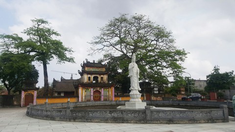 Trụ trì chùa Trung Hành phải sám hối vì dọa thả chó cắn phật tử và uống bia - Ảnh 1. Trụ trì chùa Trung Hành phải sám hối vì dọa thả chó cắn phật tử và uống bia - Ảnh 1.