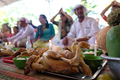 Hàng ngàn người hành lễ ở Tháp Bà Ponagar - Ảnh 11. Hàng ngàn người hành lễ ở Tháp Bà Ponagar - Ảnh 11.