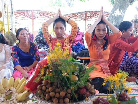 Hàng ngàn người hành lễ ở Tháp Bà Ponagar - Ảnh 2. Hàng ngàn người hành lễ ở Tháp Bà Ponagar - Ảnh 2.