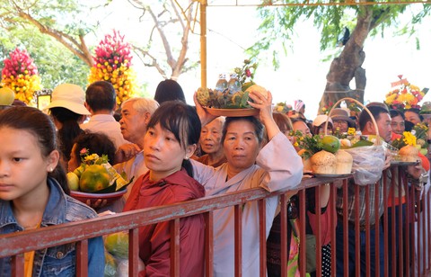 Hàng ngàn người hành lễ ở Tháp Bà Ponagar - Ảnh 3. Hàng ngàn người hành lễ ở Tháp Bà Ponagar - Ảnh 3.