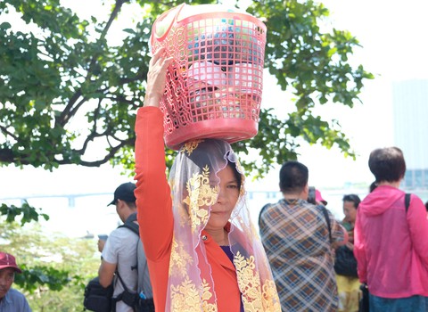 Hàng ngàn người hành lễ ở Tháp Bà Ponagar - Ảnh 5. Hàng ngàn người hành lễ ở Tháp Bà Ponagar - Ảnh 5.