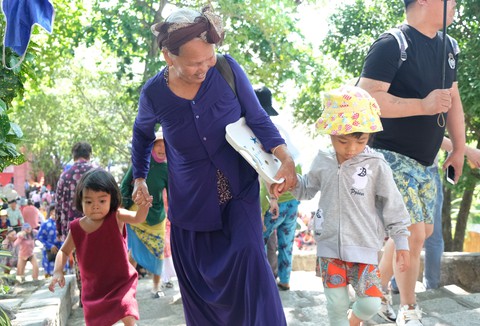Hàng ngàn người hành lễ ở Tháp Bà Ponagar - Ảnh 6. Hàng ngàn người hành lễ ở Tháp Bà Ponagar - Ảnh 6.