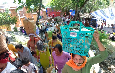 Hàng ngàn người hành lễ ở Tháp Bà Ponagar - Ảnh 8. Hàng ngàn người hành lễ ở Tháp Bà Ponagar - Ảnh 8.