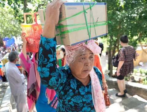 Hàng ngàn người hành lễ ở Tháp Bà Ponagar - Ảnh 10. Hàng ngàn người hành lễ ở Tháp Bà Ponagar - Ảnh 10.