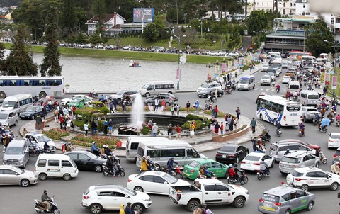 Du khách trốn nắng nóng, tour điều chỉnh lịch tham quan - Ảnh 1. Du khách trốn nắng nóng, tour điều chỉnh lịch tham quan - Ảnh 1.