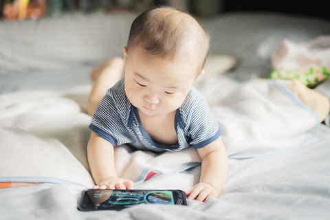 WHO lần đầu tiên khuyến cáo không cho trẻ dưới 1 tuổi xem điện thoại - Ảnh 1. WHO lần đầu tiên khuyến cáo không cho trẻ dưới 1 tuổi xem điện thoại - Ảnh 1.
