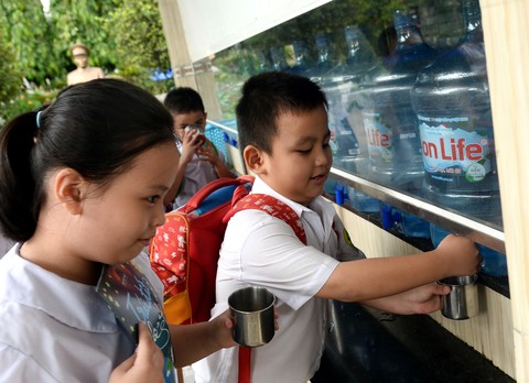 Trường học cấp tốc treo rèm, nấu nước mía lau... cho học sinh chống nóng - Ảnh 1. Trường học cấp tốc treo rèm, nấu nước mía lau... cho học sinh chống nóng - Ảnh 1.