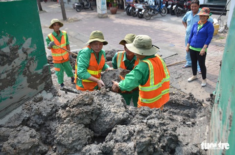 Bùn nhão vương vãi, nhiều người đi đường trượt ngã - Ảnh 5. Bùn nhão vương vãi, nhiều người đi đường trượt ngã - Ảnh 5.