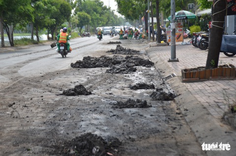Bùn nhão vương vãi, nhiều người đi đường trượt ngã - Ảnh 2. Bùn nhão vương vãi, nhiều người đi đường trượt ngã - Ảnh 2.