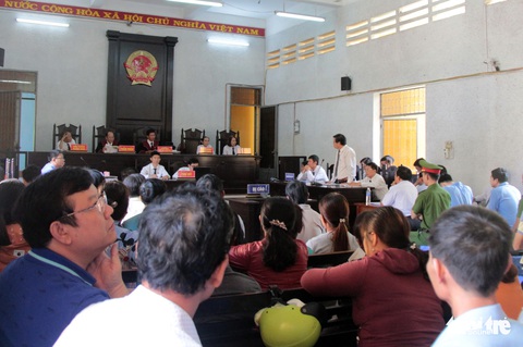 Vụ thụt két 114 tỉ đồng: Luật sư chỉ định từ chối, tòa vẫn yêu cầu bào chữa - Ảnh 4. Vụ thụt két 114 tỉ đồng: Luật sư chỉ định từ chối, tòa vẫn yêu cầu bào chữa - Ảnh 4.