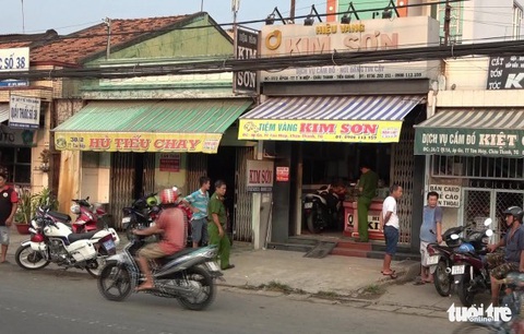 Cướp tiệm vàng bất thành, cố thủ yêu cầu công an che mặt mình khi áp giải - Ảnh 1. Cướp tiệm vàng bất thành, cố thủ yêu cầu công an che mặt mình khi áp giải - Ảnh 1.
