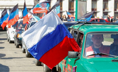 Dân ly khai miền đông Ukraine có thể xin cấp hộ chiếu Nga - Ảnh 1. Dân ly khai miền đông Ukraine có thể xin cấp hộ chiếu Nga - Ảnh 1.