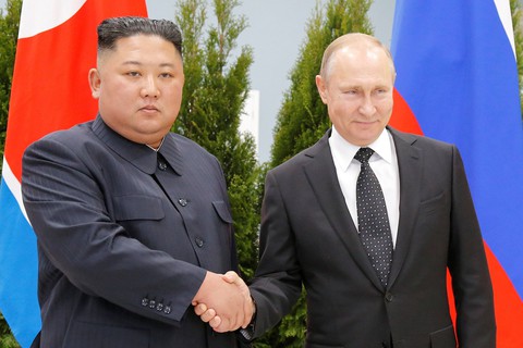 Tổng thống Putin và Chủ tịch Kim Jong Un bước vào hội đàm kín - Ảnh 2. Tổng thống Putin và Chủ tịch Kim Jong Un bước vào hội đàm kín - Ảnh 2.