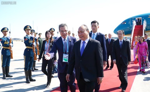 Thủ tướng đến Bắc Kinh, bắt đầu chuyến tham dự Diễn đàn Vành đai và Con đường - Ảnh 1. Thủ tướng đến Bắc Kinh, bắt đầu chuyến tham dự Diễn đàn Vành đai và Con đường - Ảnh 1.