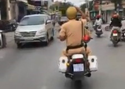 CSGT cùng người dân đuổi bắt chiếc ôtô gây tai nạn - Ảnh 2. CSGT cùng người dân đuổi bắt chiếc ôtô gây tai nạn - Ảnh 2.